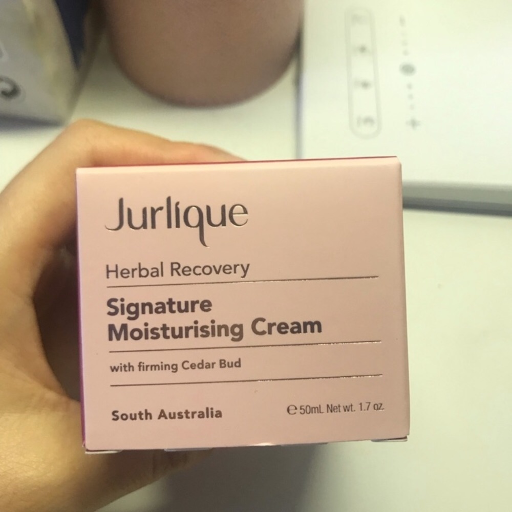 Herbal Recovery signature Moisturising Cream.